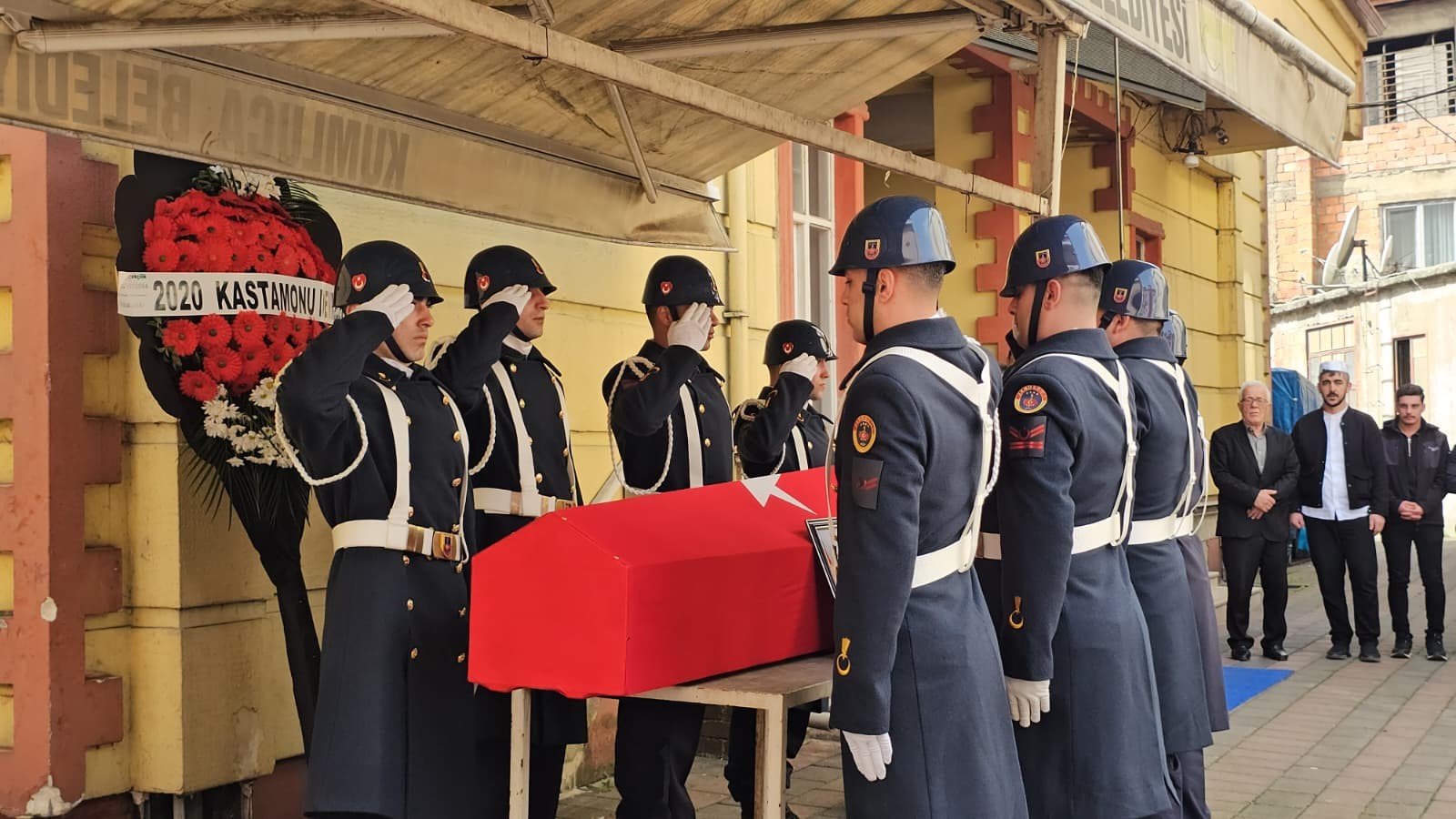 Uzman Çavuş dualarla son yolculuğuna uğurlandı