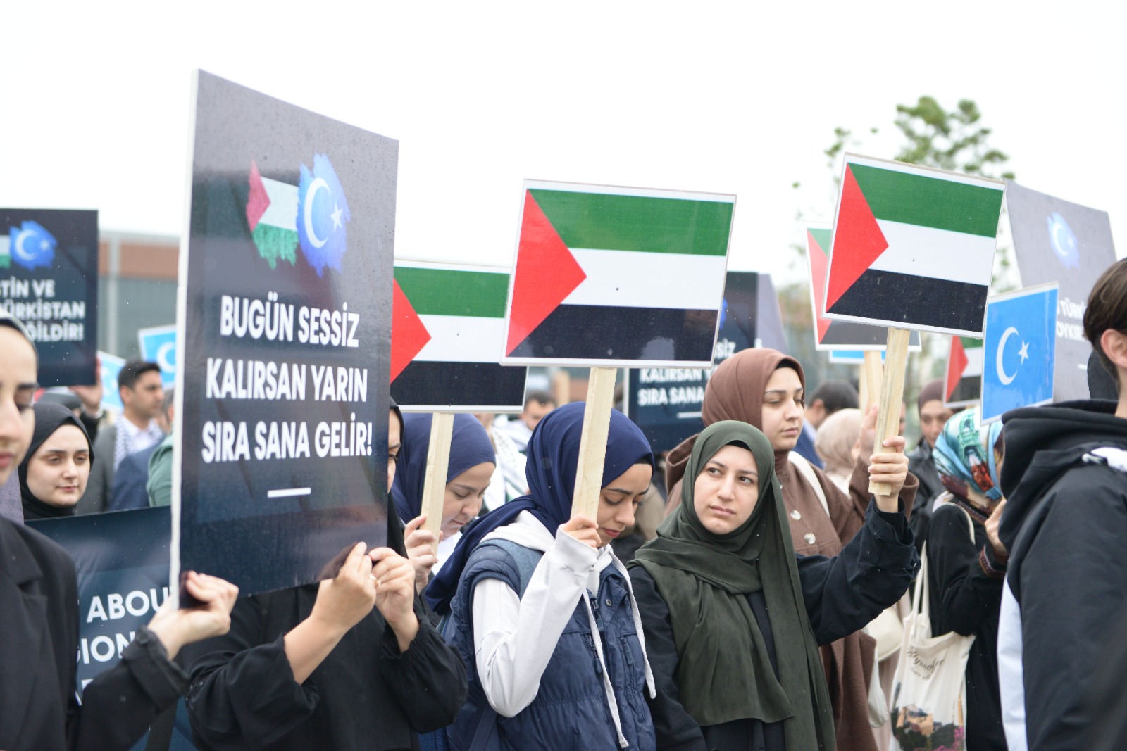 BARÜ’lü öğrenciler ‘Sessiz Yürüyüş’ ile insan hakları ihlallerine tepki gösterdi